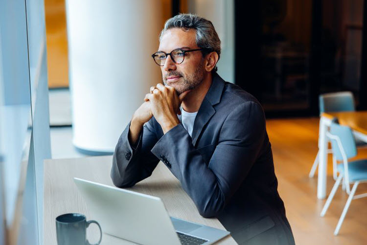 appraesto-secure Ondernemer werkt veilig en geconcentreerd met bedrijfssoftware in de cloud