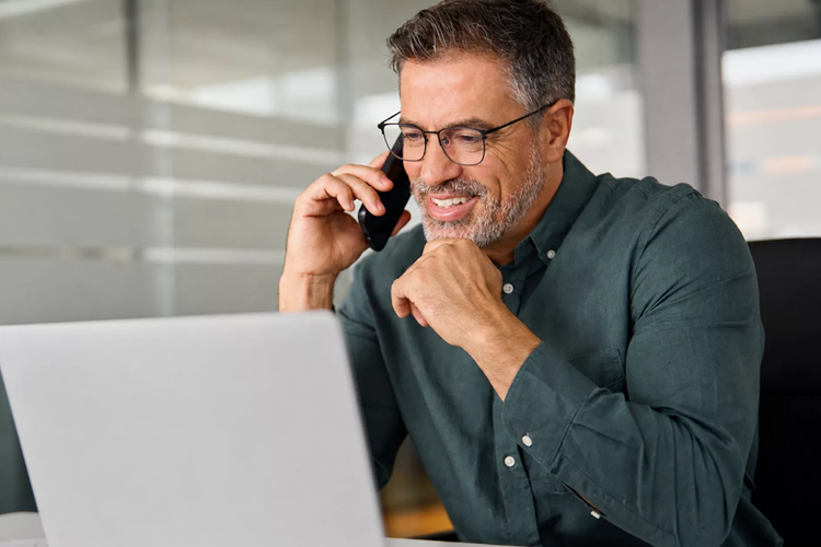 appraesto-price-and-editions Ondernemer bekijkt CRM software prijzen en kiest de juiste editie.