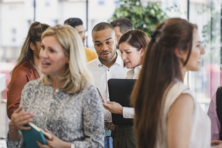 organize-events Professionals in gesprek tijdens een zakelijke netwerkbijeenkomst